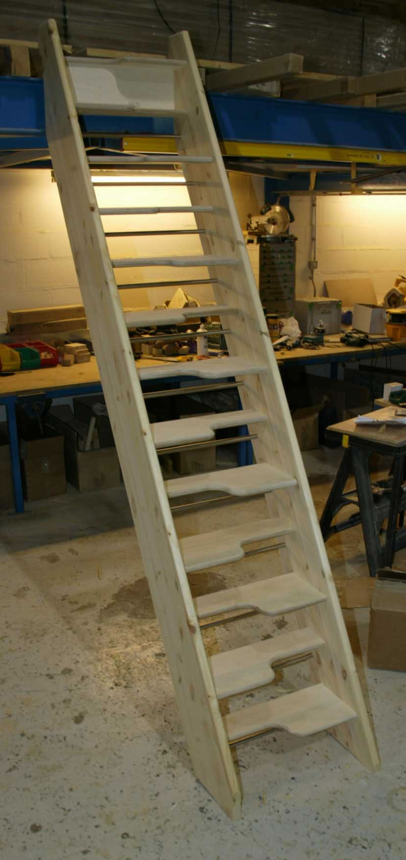 Alternating tread open riser staircase